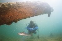 UW-Foto Yvonne betrachtet einen Zander