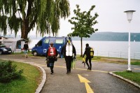 Foto Drei Taucher auf dem Weg ans Wasser