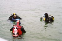 Bild von uns drei Tauchern im Wasser stehend