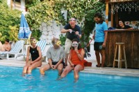 Foto von der Tauchertaufe am Pool