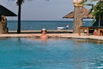 Foto Relaxen im Pool direkt am Meer