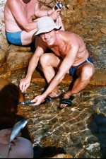 Foto Alle helfen mit beim Fischschuppen