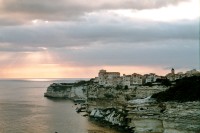 Foto Dunkle Wolken ziehen &uuml;ber die Stadt