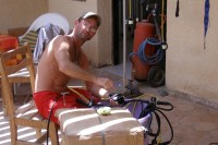 Foto Guide Peter bei der Reinigung eines Atemreglers
