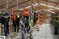 Foto Innenansicht des schattigen Ausr&uuml;stungsschuppens