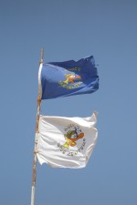 Foto Die Fahne des Tauchcenters &uuml;ber dem Basisgeb&auml;ude