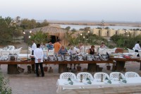 Foto Blick auf die Speiseterrasse, dahinter das Beduinenzelt und das Meer