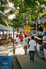 Foto Die Gasse in Sabang schl&auml;ngelt sich teilweise am Strand entlang