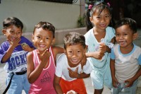Foto Fr&ouml;hliche Kinder &uuml;berall auf den Stra&szlig;en
