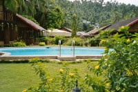 Foto Gepflegter Rasen und Swimming-Pool mit Massaged&uuml;sen