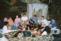 Foto Geselliges Beisammensein abends an der Bar