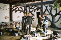 Foto Die sch&ouml;n gestaltete Tauchbasis - hinten links die Sp&uuml;lbecken, rechts die Duschen