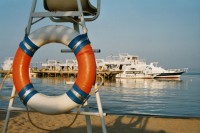 Blick vom Strand auf den Bootssteg