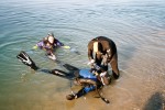 Foto Ablegen der Tauchausr&uuml;stung beim verunfallten Taucher