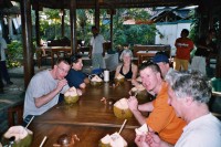 Foto: Empfang auf der Tauchbasis mit frischer Kokosnuss